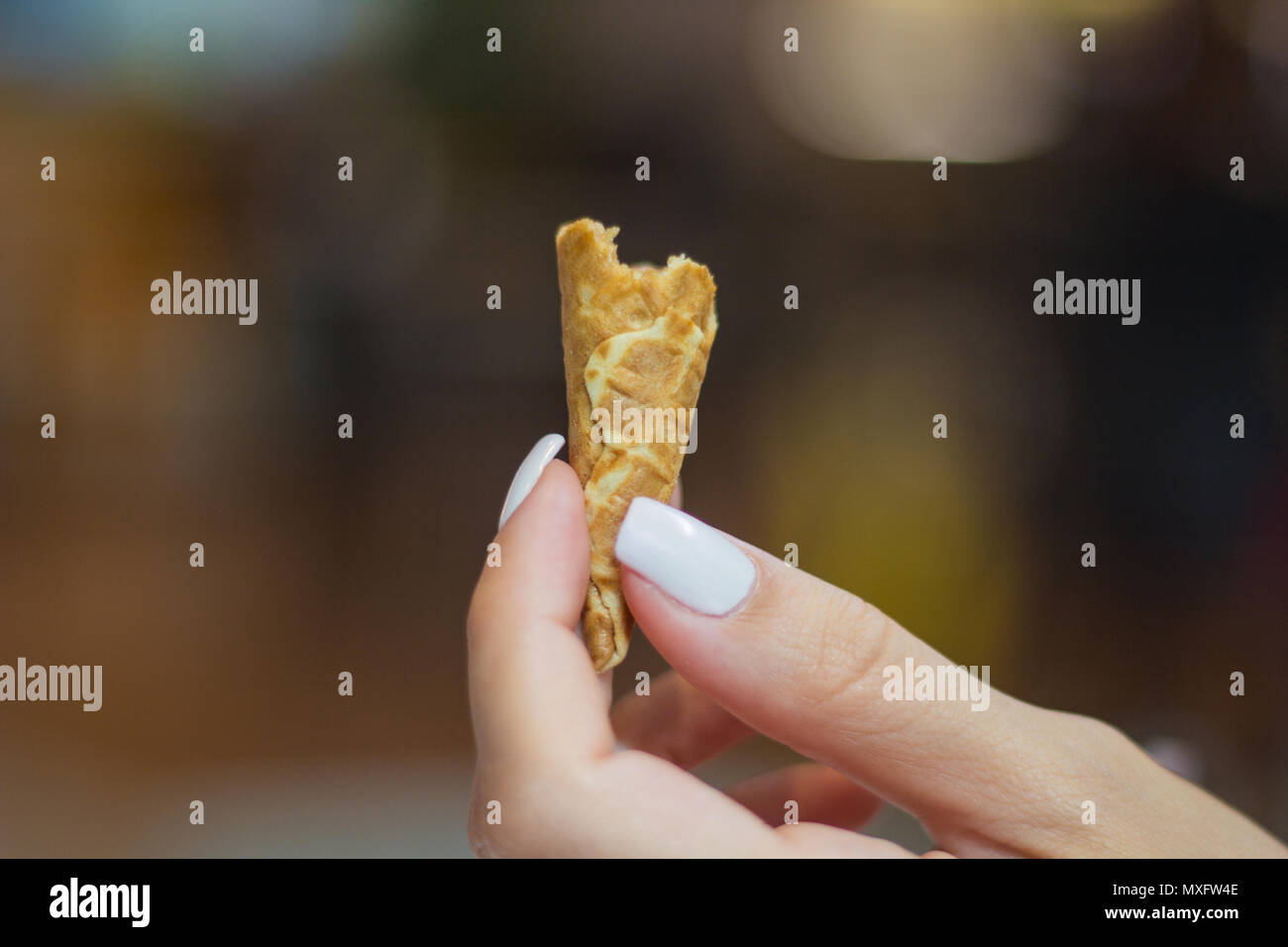 Weibliche Hand hält ein Stück leere Horn Stockfoto