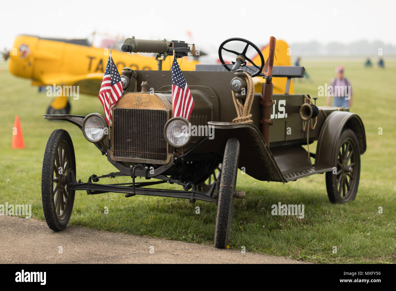Peru, Illinois, USA - Mai 19, 2018 Alt Weltkrieg ein Fahrzeug mit einem Maschinengewehr und USA-Flagge auf der TBM Avenger begrüssen zu den Veteranen Stockfoto