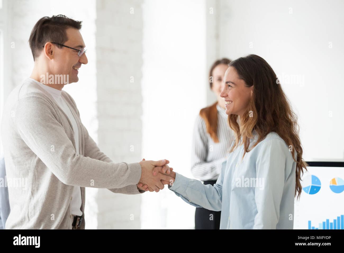 Lächelnd CEO Handshaking aufgeregt Weiblich gratulieren mit e Stockfoto