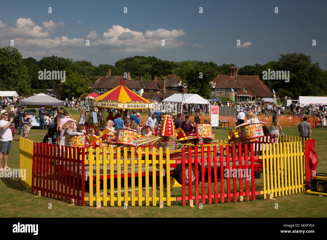 Englisch Dorffest in Lurgashall Sussex. Traditionelle Fete mit  Verkaufsständen Kaffee Zelt, Musik und Spiele Stockfotografie - Alamy