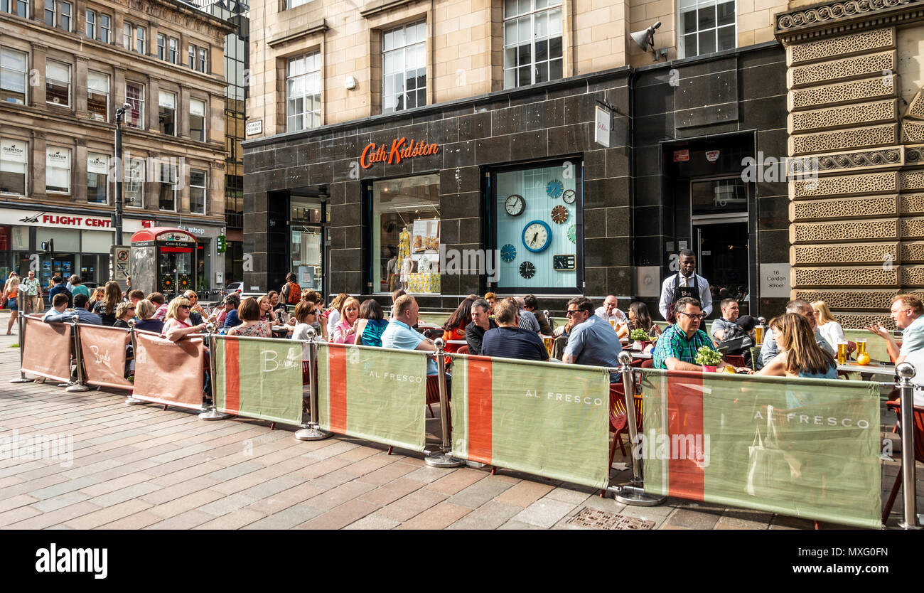 Kunden genießen einen warmen Mai abends im Freien sitzen Bereich der Barolo Grill. Gordon St., Glasgow, Schottland. Stockfoto