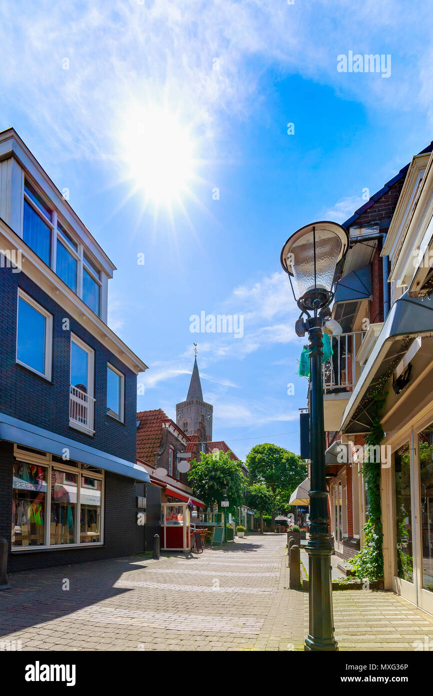 Alte und malerische Häuser, Gebäude und Architektur typisch auf einer Einkaufsstraße im Stadtzentrum Den Burg auf der Watteninsel Texel an einem sonnigen Tag in Summe Stockfoto