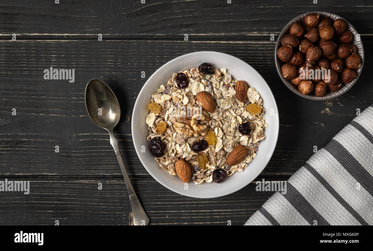 Müsli in Weiß Schüssel auf Grau. Stockfoto