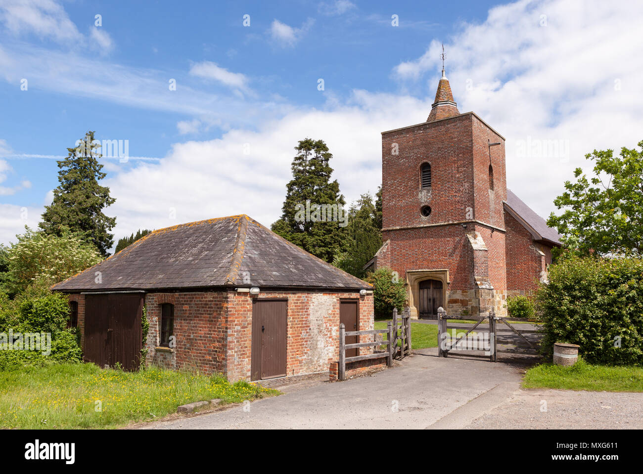 Tudeley Kirche Kent England nur eine von zwei Kirchen in der Welt deren Glasfenster von Chagall. Stockfoto