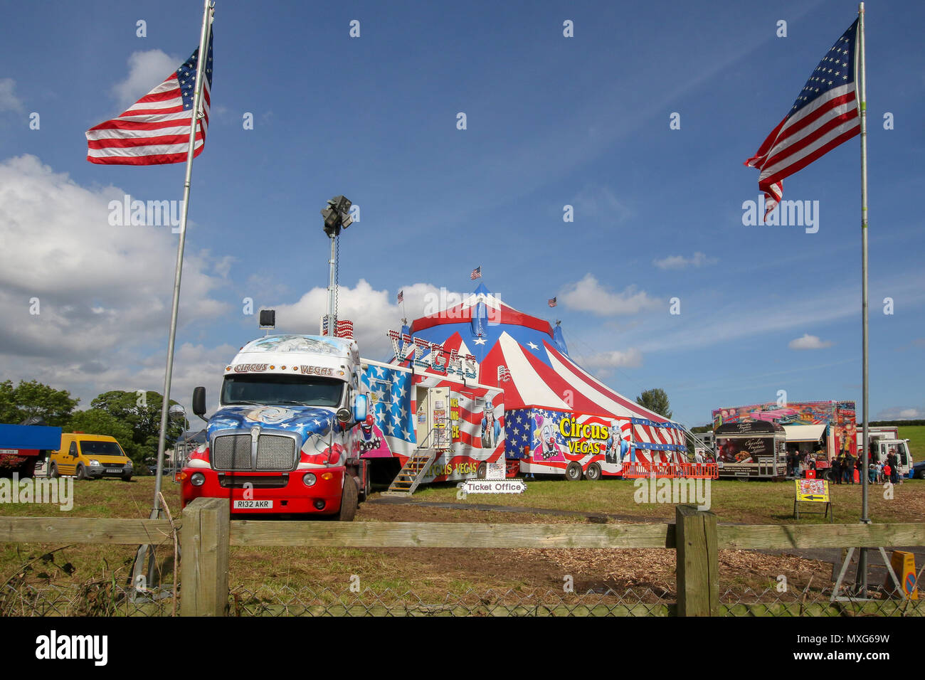 Zirkus Lkw und Zirkuszelt in einem Feld - Circus Las Vegas reisen Nordirland. Stockfoto