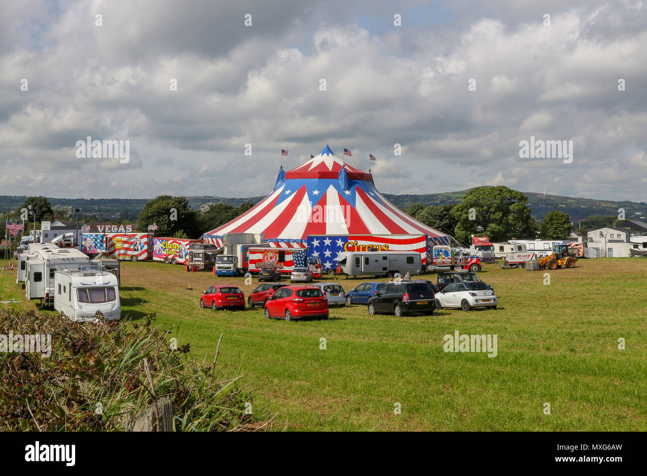 Zirkus Vegas, ein UK Irland touring Circus in einem Feld mit einem grossen Zirkuszelt circus Wohnwagen. Stockfoto