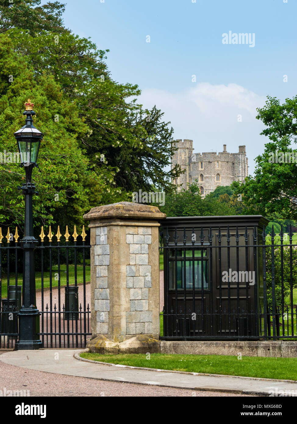 Schloss Windsor als aus dem Tor am Ende der langen gesehen zu Fuß Stockfoto