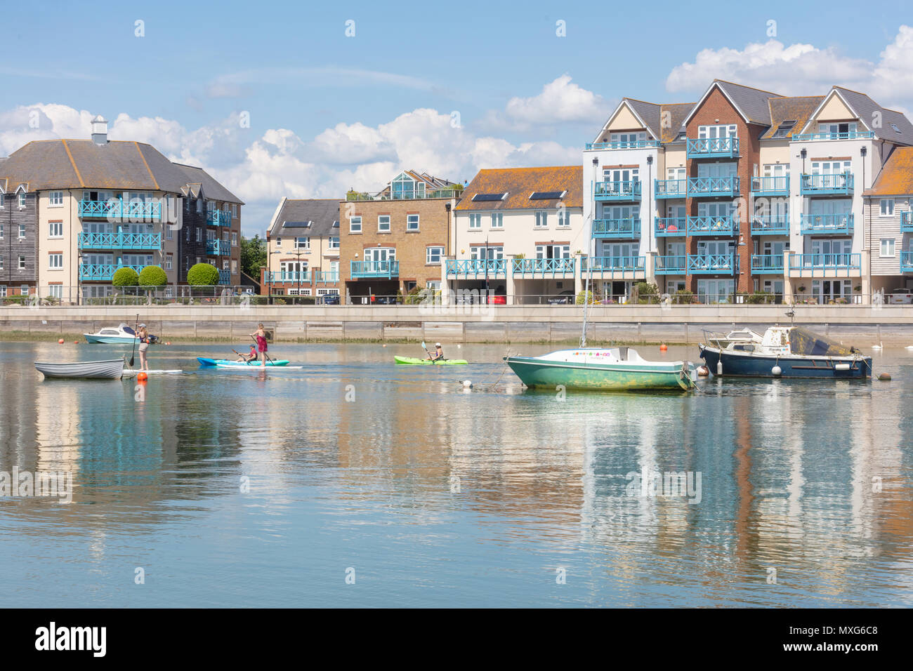 Shoreham-By-Sea, Großbritannien; 3. Juni 2018, eine Gruppe von Menschen Paddle Board und Kanu Vergangenheit Boote auf dem Fluss Adur Stockfoto