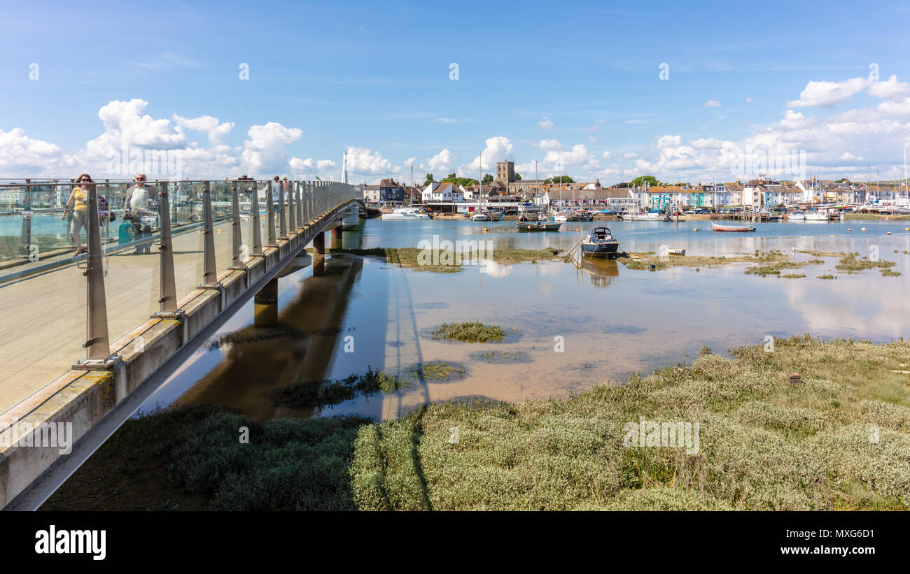 Shoreham-By-Sea; 3. Juni 2018; Landschaft Blick auf die Stadt aus Shoreham Strand über den Fluss Adur. Sonnigen Tag Stockfoto