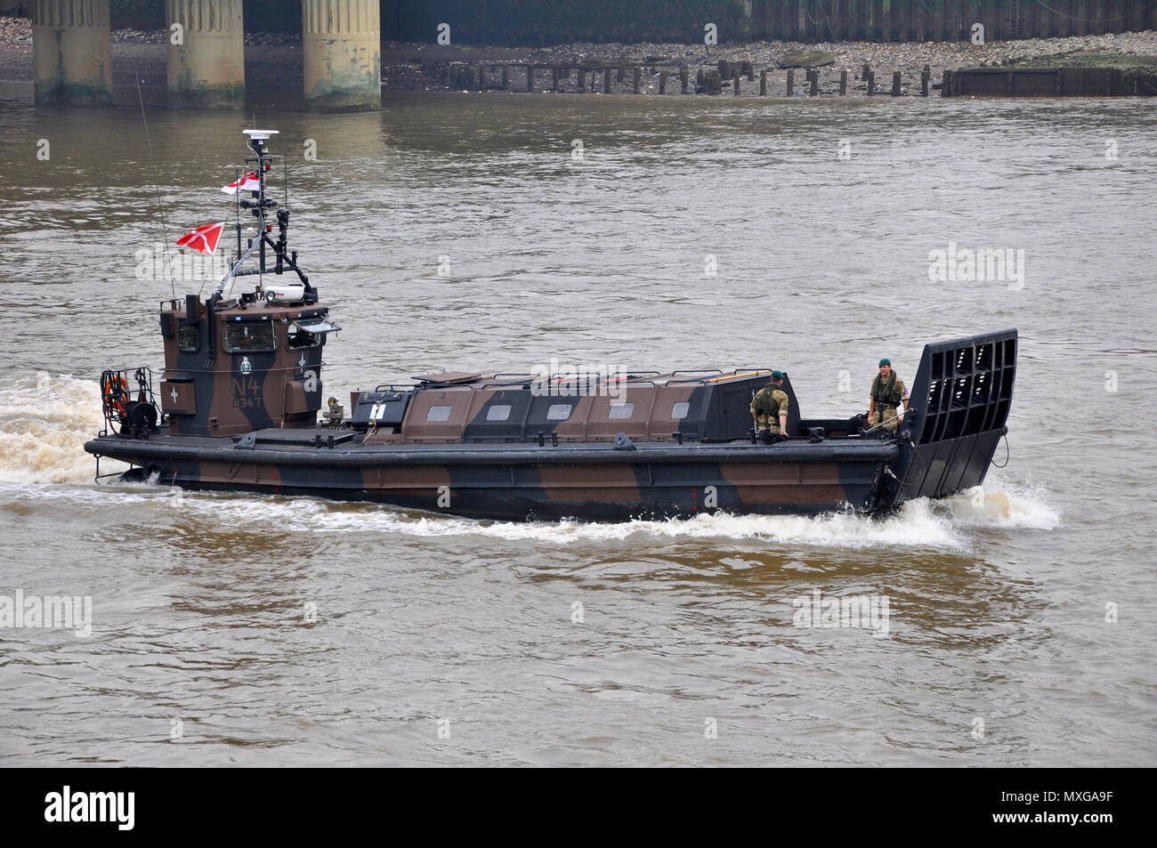 British Royal Navy Landing Craft auf der Themse, London, UK, mit Royal Marines Soldaten an Bord für die Sicherheit während der Olympischen Spiele 2012. Stockfoto