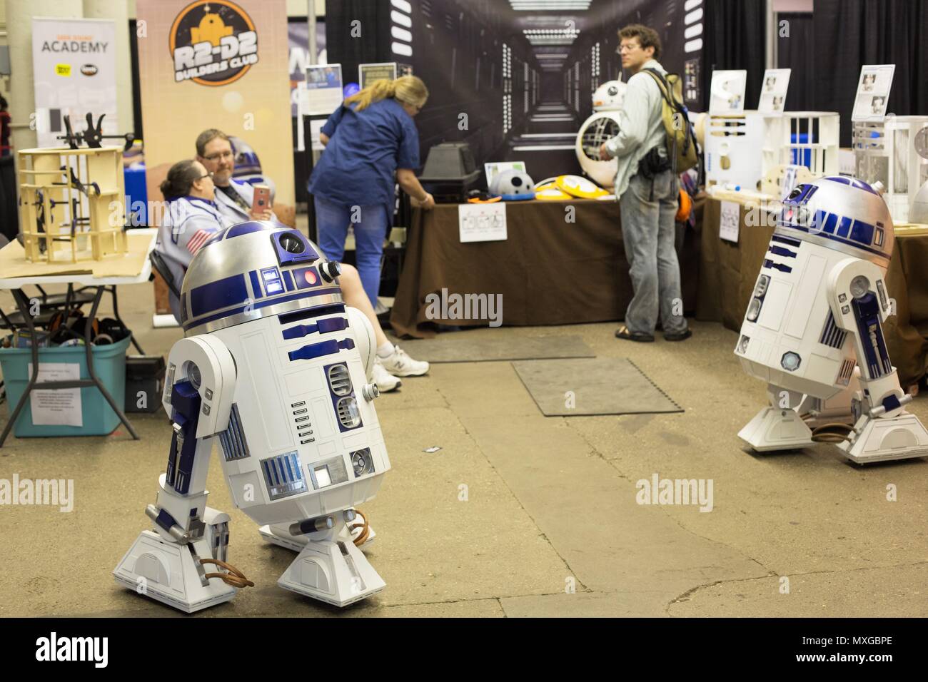Mit R2 D2 Building R2d2 in star wars -Fotos und -Bildmaterial in hoher Auflösung – Alamy