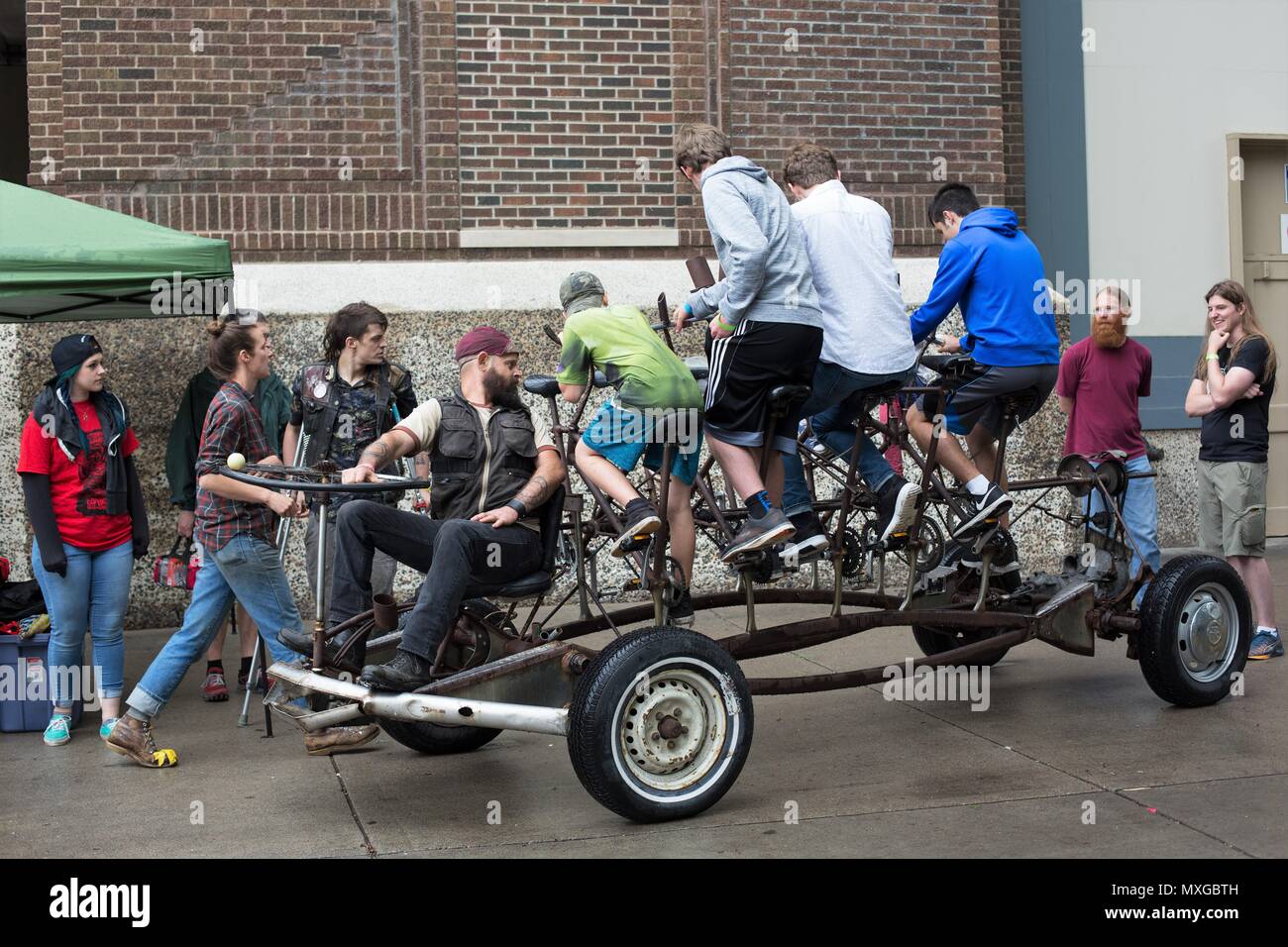 Die Menschen treten ein Fahrrad, Auto, genannt das Pedal Cloud, Minneapolis-St. Paul Mini Maker Faire in St. Paul, Minnesota, USA. Stockfoto