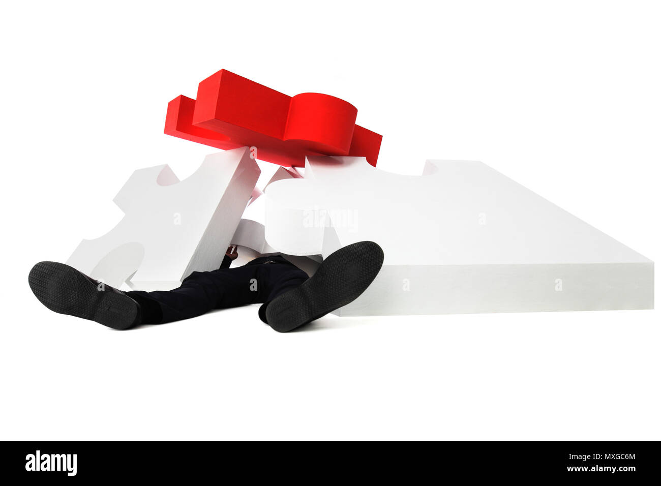 Geschäftsmann angehäuft mit Arbeit Konzept, große Rätsel auf weißem Hintergrund Stockfoto