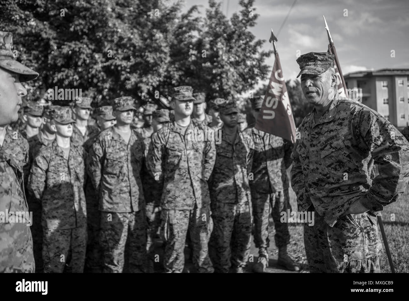 Us Marine Brig. Gen. Paul K. Lebidine, Kommandierender General des 4. Marine Division, spricht mit Marines von Special Purpose Marine Air-Ground Task Force - südliche Befehl nach einer Preisverleihung bei einem Besuch in Soto Cano Air Base, Honduras, Nov. 4, 2016. Während ihrer Bereitstellung, SPMAGTF-SC Marinesoldaten und Matrosen gearbeitet, zusammen mit der honduranischen Amtskollegen auf eine Schule und ein Krankenhaus in der Gracias a Dios region Honduras, implementiert mit Joint Task Force Matthäus in der Nachmahd des Hurrikans Matthew und arbeitete neben Guatemala, Belize, El Salvador und Honduras Gegenstücke zu verbessern Partner n Stockfoto