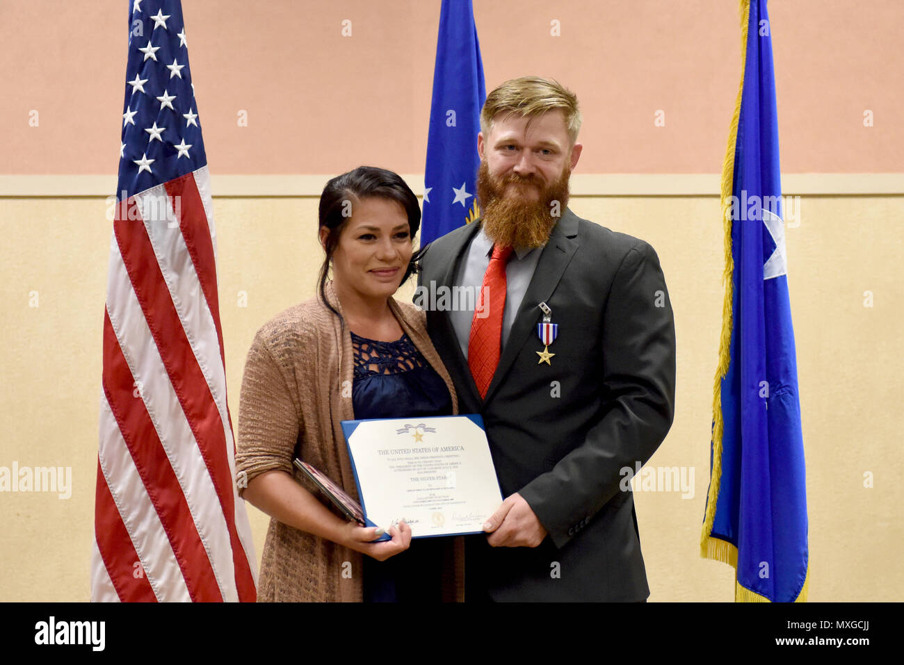 Pensionierte Sgt. Benjamin Hutchins, 18 Air Support Operations Group gemeinsame Endgerät angreifen Controller, und seine Frau, Heather Hutchins, posieren für ein Foto nach einer Zeremonie, Nov. 4, 2016, in der Papst Army Airfield, North Carolina. Hutchins erhielt den Silver Star Medal für seine Taten trotz der drohenden Gefahr während vor feindlichen Truppen während der Operation Enduring Freedom in 2009. (U.S. Air Force Foto von Airman Miranda A. Loera) Stockfoto