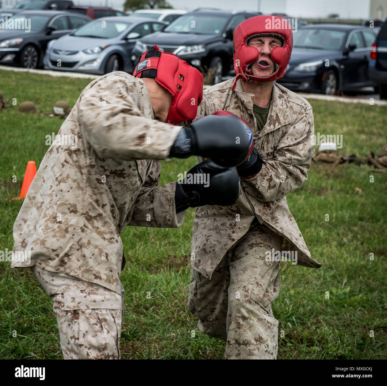 Marine Private First Class Cody J. Ryan Lasten bis auf einen Schlag beim Marine Corps Martial Arts Program Training auf gemeinsamer Basis Anacostia-Bolling Nov. 1, 2016. Die Schulung wird die Marines, die zu der Weiterentwicklung Test für die nächste Farbe Riemen in das Programm erfolgreich zu sein. Stockfoto