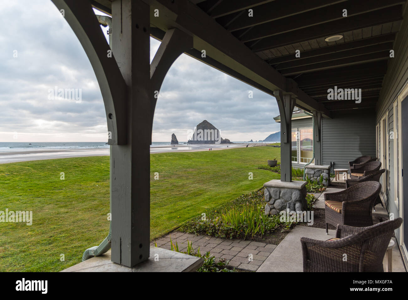 Blick auf die Terrasse von Haystack Rock und Cannon Beach, Oregon Stockfoto