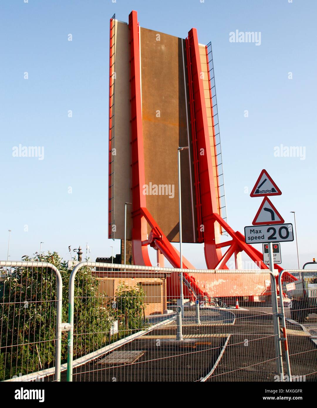 Wirral, Großbritannien. 3 Jun, 2018. Eine neue Brücke, Wirral verursachen mehr und mehr Probleme auf Grund gebaut 4 ft kurz, die Brücke wurde wegen der frühen 2018 Credit Ian Fairbrother/Alamy leben Nachrichten abgeschlossen werden Stockfoto