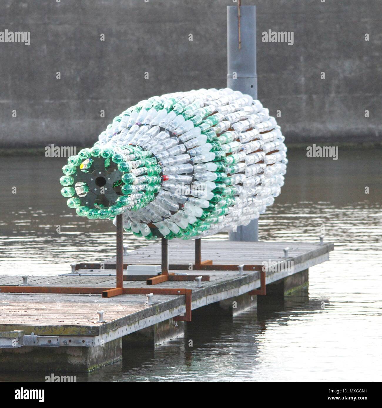 New Brighton, Merseyside. 3 Jun, 2018. Eine riesige Skulptur, die das Problem der Kunststoff Verschmutzung hat vorgestellt worden in New Brighton, Merseydide Artist Lulu Quinn's 'Message In A Bottle' ist ein 26 ft (8 m) Flasche komplett aus recyceltem Kunststoff, die in der Nacht wird ein Leuchtfeuer, beleuchtete aus. Kredit Ian Fairbrother/Alamy leben Nachrichten Stockfoto
