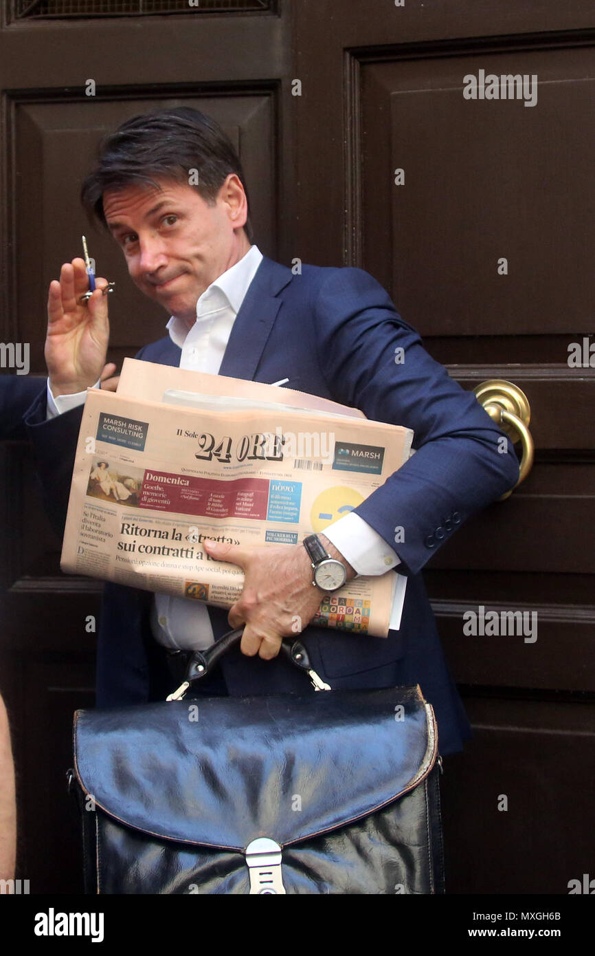 Rom, Italien. 03 Juni, 2018. 03.06.2018. Roma, Italien: Der Ministerpräsident der Regierung der Italienischen Republik, Giuseppe Conte, kehrt nach Hause zurück nach einem Tag der Arbeit und begrüßt das Publikum. Credit: Unabhängige Fotoagentur/Alamy leben Nachrichten Stockfoto