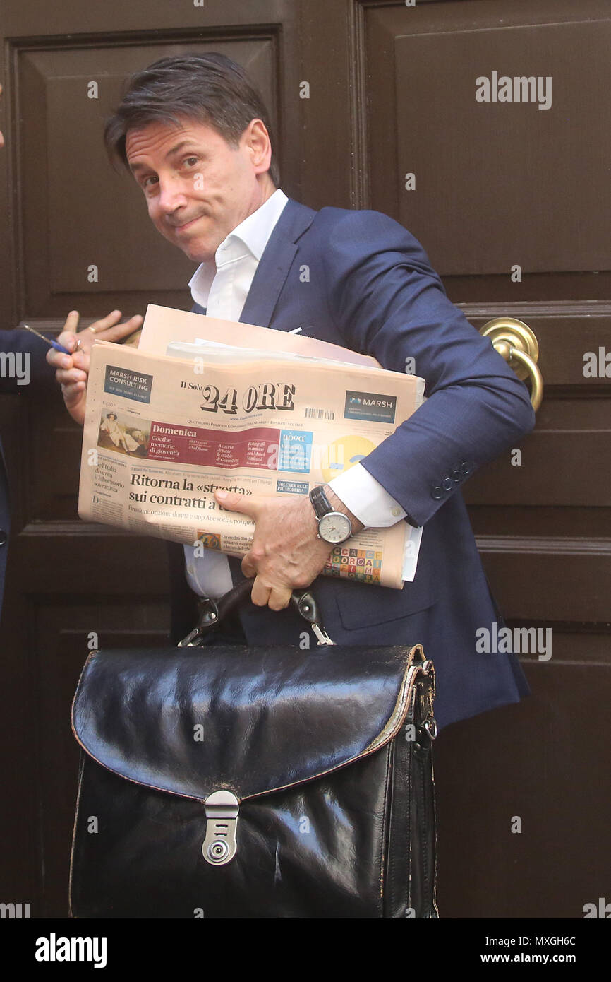 Rom, Italien. 03 Juni, 2018. 03.06.2018. Roma, Italien: Der Ministerpräsident der Regierung der Italienischen Republik, Giuseppe Conte, kehrt nach Hause zurück nach einem Tag der Arbeit und begrüßt das Publikum. Credit: Unabhängige Fotoagentur/Alamy leben Nachrichten Stockfoto