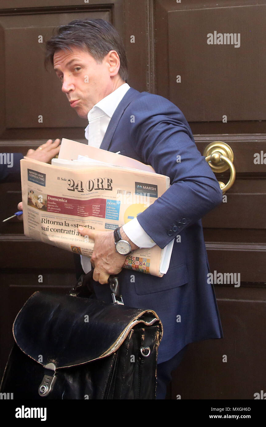 Rom, Italien. 03 Juni, 2018. 03.06.2018. Roma, Italien: Der Ministerpräsident der Regierung der Italienischen Republik, Giuseppe Conte, kehrt nach Hause zurück nach einem Tag der Arbeit und begrüßt das Publikum. Credit: Unabhängige Fotoagentur/Alamy leben Nachrichten Stockfoto
