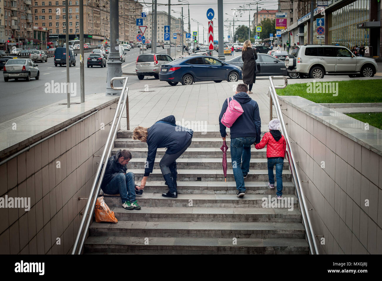 Moscou, Moskau, Russland. 4. Juni 2018. Straße Bettler im Betteln auf den Stufen der Unterführung Credit: Aleksei Sukhorukov/ZUMA Draht/Alamy leben Nachrichten Stockfoto
