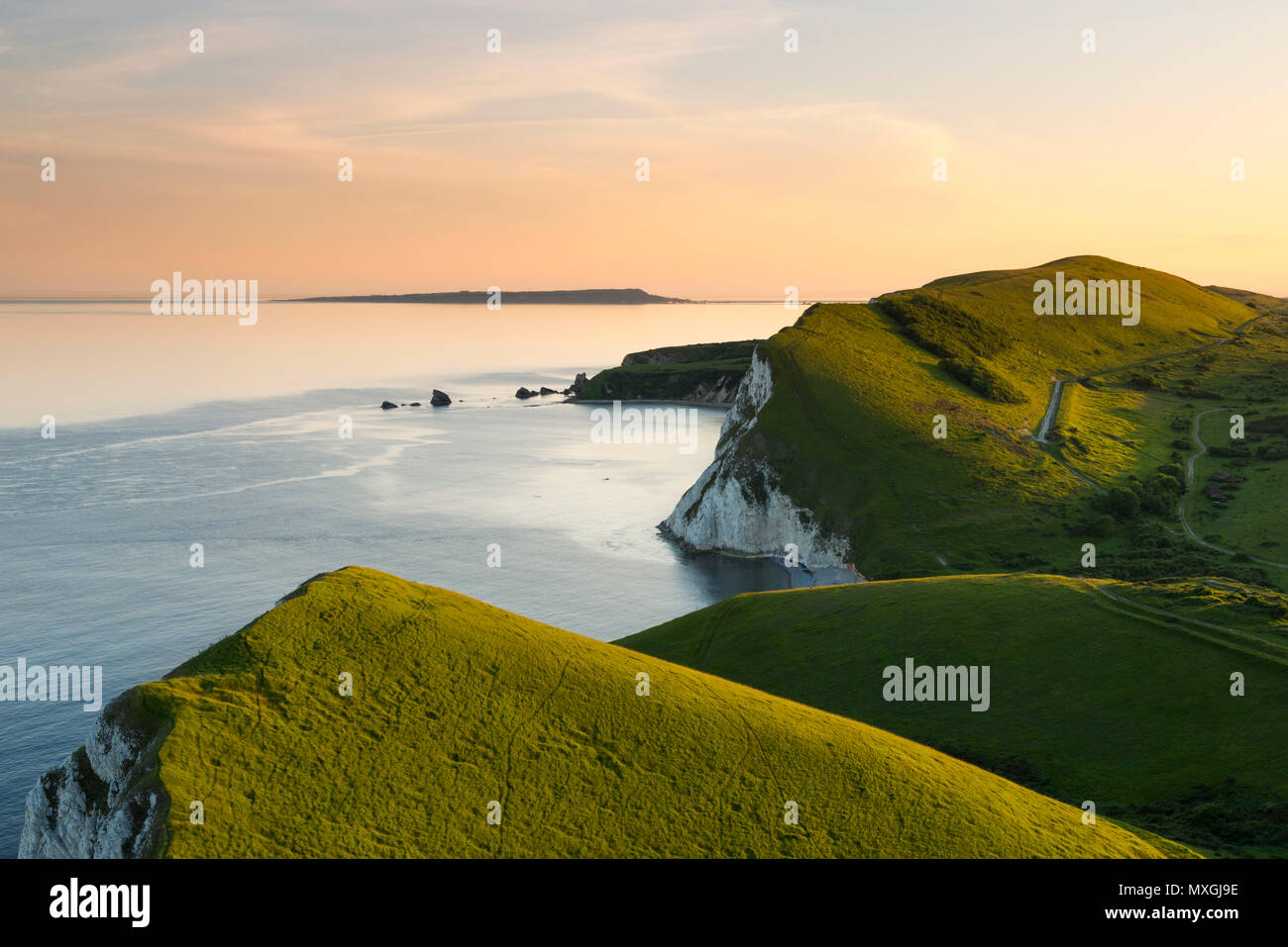 Blumen Barrow, East Lulworth, Dorset, Großbritannien. 3. Juni 2018. Blick über die Bucht und Worbarrow Mupe Bay auf der Isle of Portland aus der Eisenzeit Hill fort von Blumen Barrow am Lulworth Armee an der Jurassic Coast von Dorset, die durch herrlichen Sonnenschein am späten Abend kurz vor Sonnenuntergang beleuchtet wird. Dieser wunderschönen Küste hat begrenzten Zugang der Öffentlichkeit, da es eine Armee Feuern hat seit dem Zweiten Weltkrieg. Die Spaziergänge sind öffentlich an den meisten Wochenenden und in den Schulferien. Foto: Graham Jagd-/Alamy leben Nachrichten Stockfoto