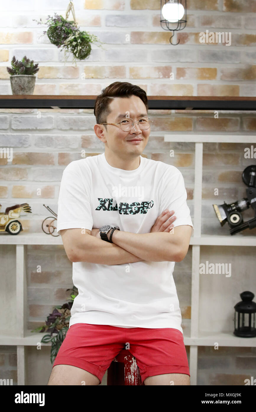 Seoul, Südkorea. 04 Juni, 2018. S. koreanischen Entertainer Yoon Hyung-bin Koreanische entertainer Yoon Hyung-bin posiert für ein Foto vor einem Interview mit der Nachrichtenagentur Yonhap in Seoul am 3. Juni 2018. Credit: Yonhap/Newcom/Alamy leben Nachrichten Stockfoto