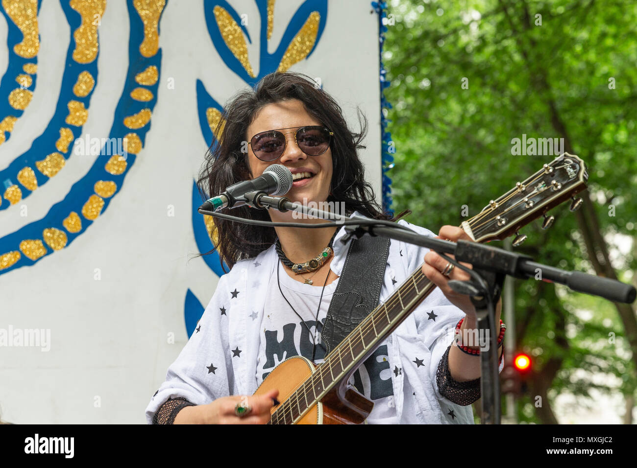 New York, USA - Juni 3, 2018: Ninet Tayeb führt bei Feiern Israel Parade auf Thema 70 & Sababa (70 und Super) auf der 5th Avenue in Manhattan Credit: Lev radin/Alamy leben Nachrichten Stockfoto