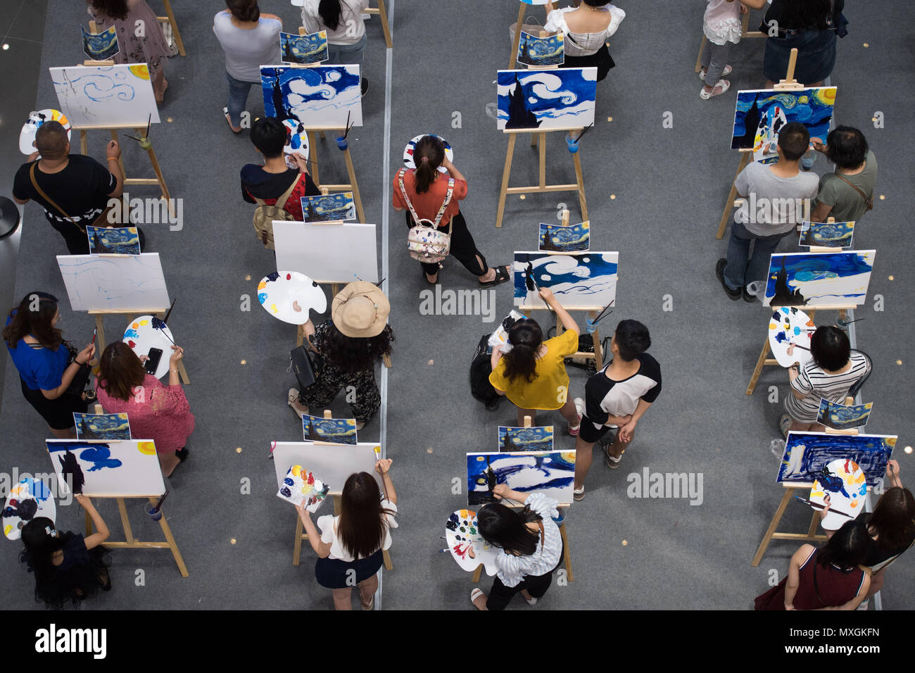 Taiyuan, Taiyuan, China. 4. Juni 2018. Taiyuan, China, 4. Juni 2018: Hundert und fünfzig Maler zeichnen das bekannte Gemälde von Vincent van Gogh "Die Sternennacht" in Taiyuan, Provinz Shanxi im Norden Chinas. Credit: SIPA Asien/ZUMA Draht/Alamy leben Nachrichten Stockfoto