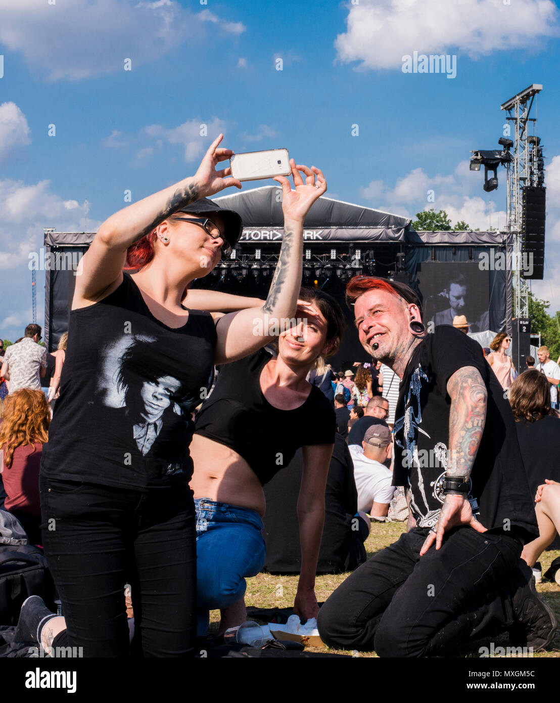 Drei Festivalbesucher unter selfie, an der alle Punkte im Osten Musik Festival, 3. Juni 2018, Victoria Park, London, England, Großbritannien Stockfoto