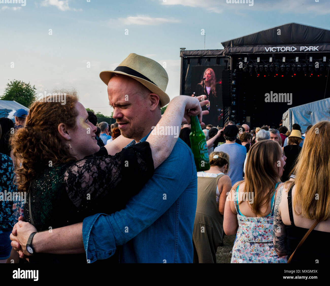 Paar umarmen und lächelnd, während Patti Smith in die Menge spielt, an der alle Punkte im Osten Musik Festival, 3. Juni 2018, Victoria Park, London, England, Großbritannien Stockfoto