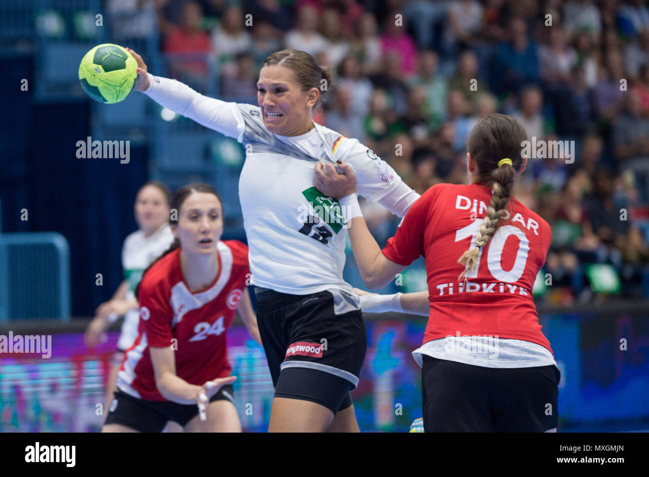 Julia BEHNKE (links, GER) versus Burcu DINDAR (TUR), Aktion, Duellen, Handball Em-Qualifikation der Frauen, Gruppe 6, Deutschland (GER) - Türkei (TUR) 40:17, am 02.06.2018 in Gummersbach / Deutschland, | Verwendung weltweit Stockfoto