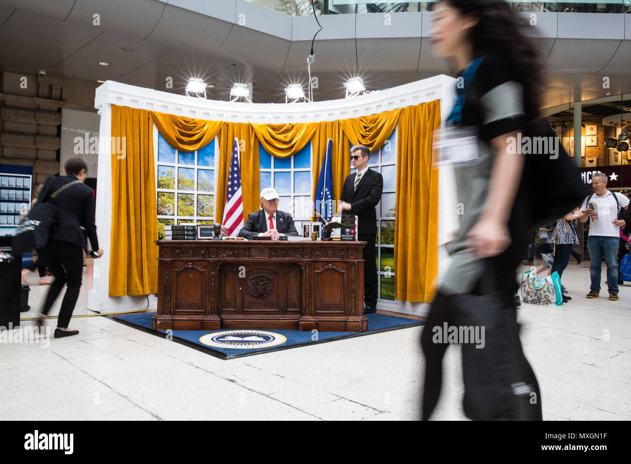 London, Großbritannien. 4. Juni 2018. Pendler Spaziergang, vorbei an einem Donald Trump Doppelgänger und posiert in einer Replik des Oval Office am Waterloo Bahnhof durch Verleger Penguin Random House installiert, um den Start von "Der Präsident ist Fehlt" zu markieren, einen neuen Roman der ehemalige Präsident Bill Clinton und der weltweit meistverkauften Thriller Schriftsteller James Patterson. Credit: Mark Kerrison/Alamy leben Nachrichten Stockfoto