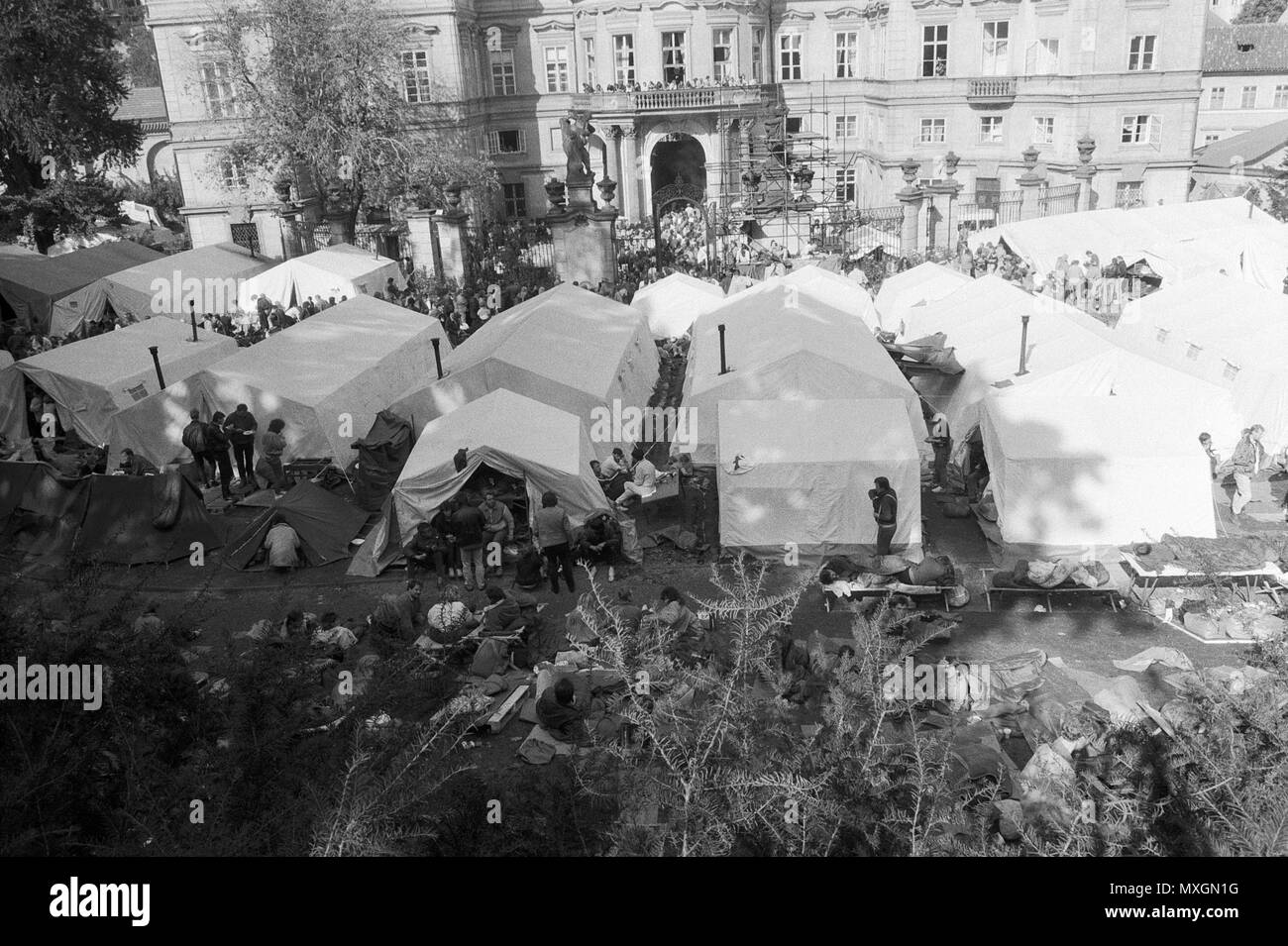 Ddr-Flüchtlinge Camp im Garten der Deutschen Botschaft in Prag im Oktober 1989. Rund 20.000 Ostdeutsche flohen über die Botschaft zwischen August und November 1989 nach Westdeutschland. CTK Photo Stockfoto