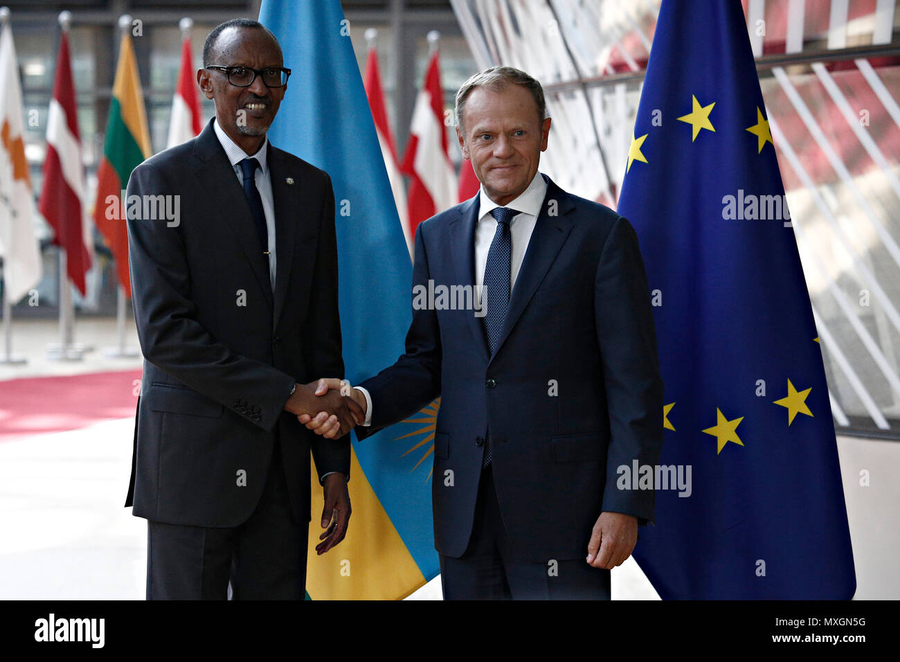 Brüssel, Belgien. 4. Juni 2018. Donald Tusk, der Präsident des Europäischen Rates begrüßt den Präsidenten von Ruanda, Paul Kagame auf Europäischer Rat Sitz. Alexandros Michailidis/Alamy leben Nachrichten Stockfoto
