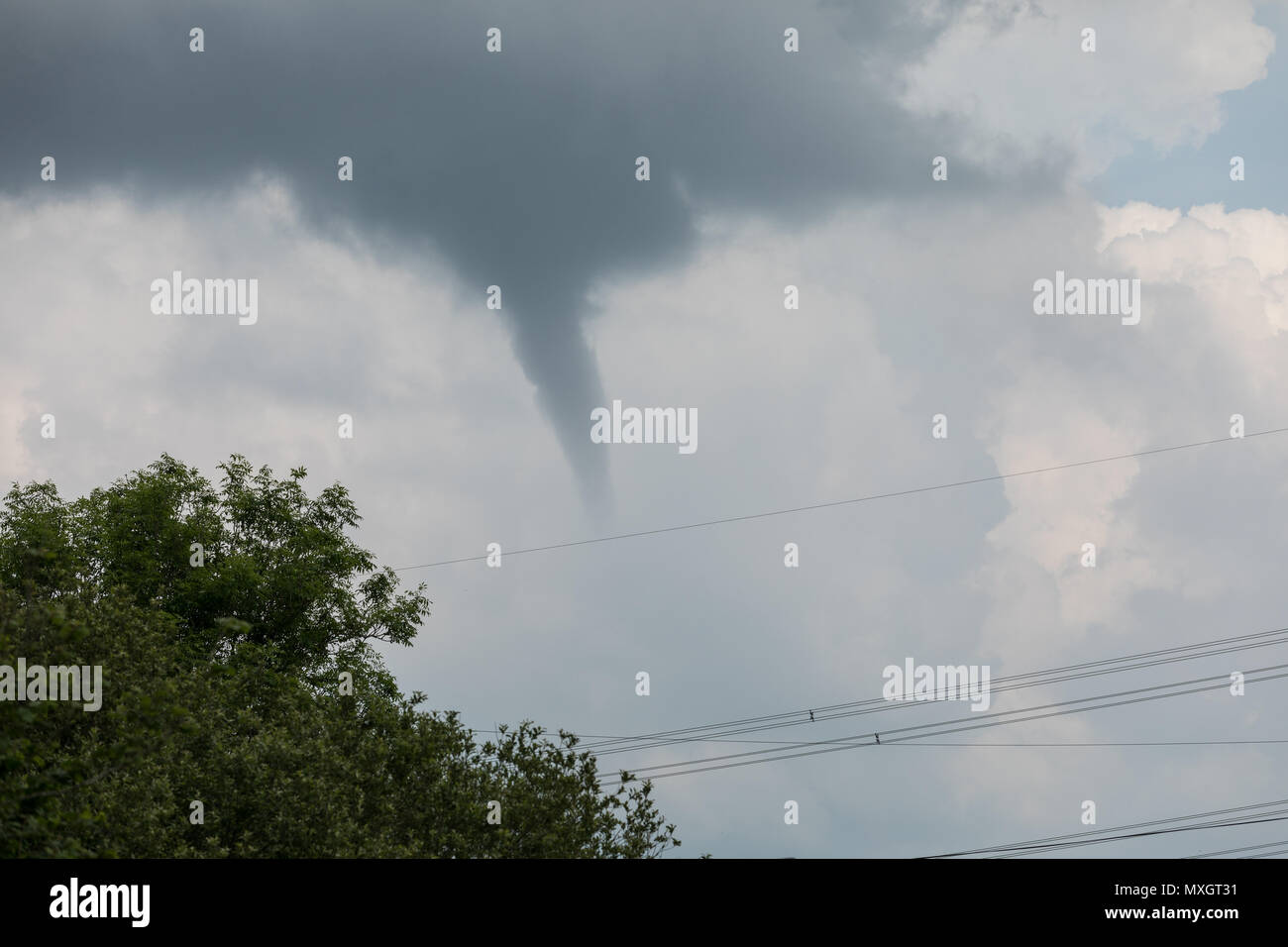 Pembrokeshire, Wales, UK. 4 Jun, 2018. Ein Tornado/Cloud in Pembrokeshire um die Mittagszeit am 4. Juni 2018 beschmutzt Trichter. In den Feldern in der Nähe von Neyland, Pembrokeshire, Wales, UK Credit berührt: Zeichnete Buckley/Alamy leben Nachrichten Stockfoto