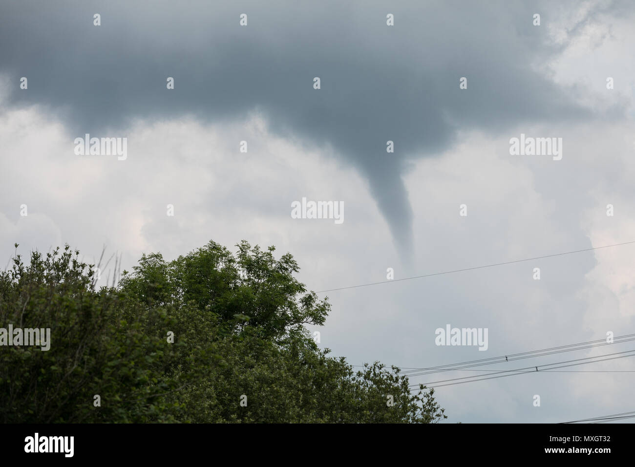 Pembrokeshire, Wales, UK. 4 Jun, 2018. Ein Tornado/Cloud in Pembrokeshire um die Mittagszeit am 4. Juni 2018 beschmutzt Trichter. In den Feldern in der Nähe von Neyland, Pembrokeshire, Wales, UK Credit berührt: Zeichnete Buckley/Alamy leben Nachrichten Stockfoto