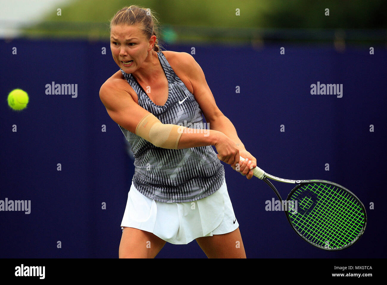 Surrey, Großbritannien. 4. Juni 2018. Marina Melinikova Russlands in Aktion gegen La Villa Fourlis von Australien. Fuzion anzeigen 100 Surbiton Trophy 2018 Tennis Event, Tag 3 Am Surbiton Racket- und Fitness Club in Surbiton, Surrey am Montag, den 4. Juni 2018. Dieses Bild dürfen nur für redaktionelle Zwecke verwendet werden. Redaktionelle Verwendung nur, pic von Steffan Bowen/Andrew Orchard sport Fotografie/Alamy leben Nachrichten Stockfoto