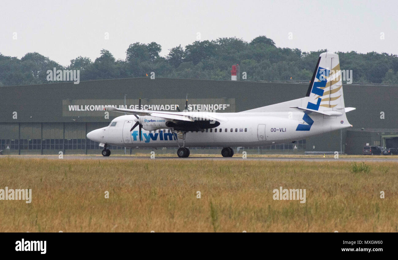 04 Juni 2018, Deutschland, Laage: Die ersten Flugzeuge der neuen Strecke nach Köln/Bonn und Antwerpen Landung in Flughafen Rostock-Laage. Betreiber der neuen Route ist die Belgische Fluggesellschaft VLM Airlines. Fokker 50 Flugzeuge mit 50 Sitzen im Einsatz für diese Route. Foto: Frank Hormann/dpa-Zentralbild/dpa Stockfoto