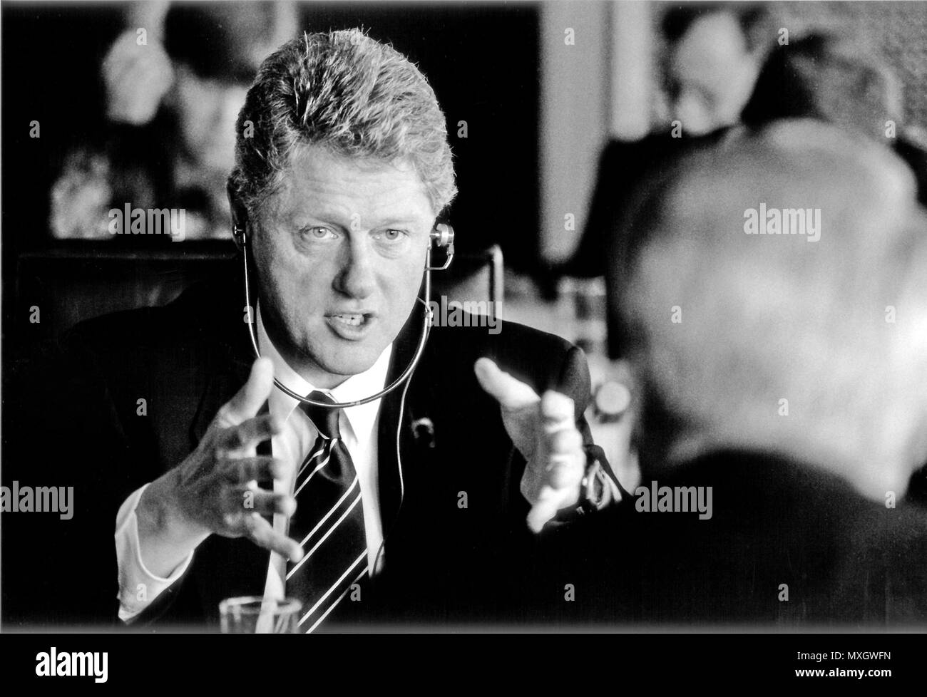 *** Foto *** Bill Clinton hat nicht zu Monica Lewinsky und Ansprüche entschuldigt hat das Richtige getan: Verbleib im Amt. Präsidenten der Vereinigten Staaten Bill Clinton Methoden beschrieben, die Demokratie in der ehemaligen Sowjetunion zu festigen, mit Präsident Boris Jelzin in Russland während ihrer historischen Gipfel in Vancouver, B.C., Kanada. Vor der Abreise nach Vancouver, der Präsident bemerkte, dass es sich bei der russischen Völker Kampf freie Gesellschaften aufzubauen, ist eine der großen menschlichen Dramen unserer Zeit." Credit: das Weiße Haus über CNP/MediaPunch Stockfoto