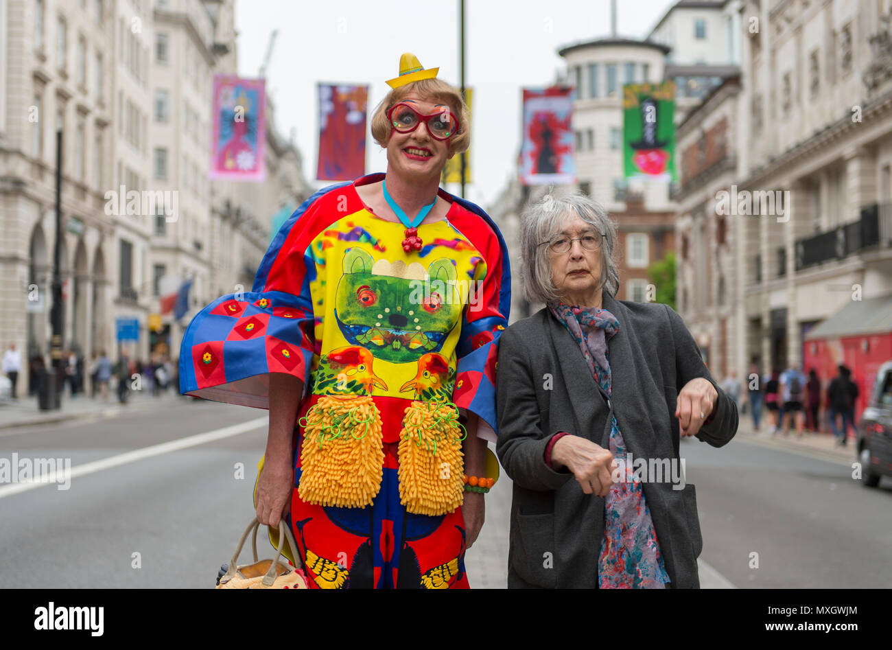 West End, London, UK. 4. Juni 2018. Royal Akademiker Grayson Perry und Rose Wylie erscheinen für fotoshooting vor Grayson Perry's Fahnen auf der Piccadilly. Der RA feiert sein 250-jähriges Sommer Ausstellung durch Verschütten auf die Straßen von London's West End, wo königliche Akademiker Grayson Perry, Joe Tilson, Rose Wylie und Cornelia Parker Bond St, Piccadilly und Regent, Regent St St St James's mit einer Installation von über 200 Flaggen dekoriert haben. Credit: Malcolm Park/Alamy Leben Nachrichten. Stockfoto