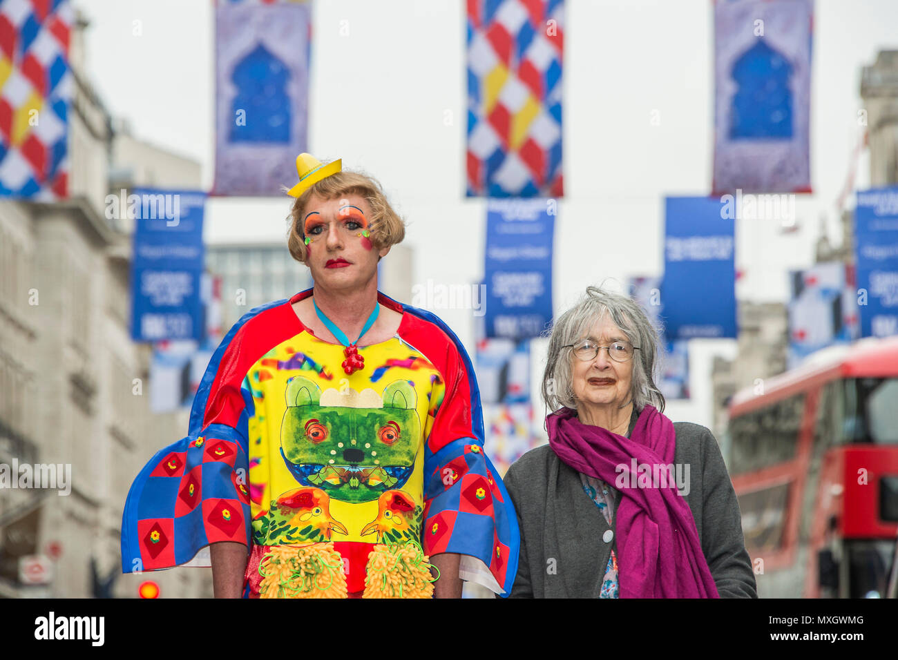 London, Großbritannien. 4. Juni 2018. Royal Akademiker Grayson Perry und Rose Wylie mit ihrer Straße Flaggen in Regents Street, West End von London. Es war ein Teil der Feiern des RA250, ihr 250-jähriges Bestehen. Credit: Guy Bell/Alamy leben Nachrichten Stockfoto