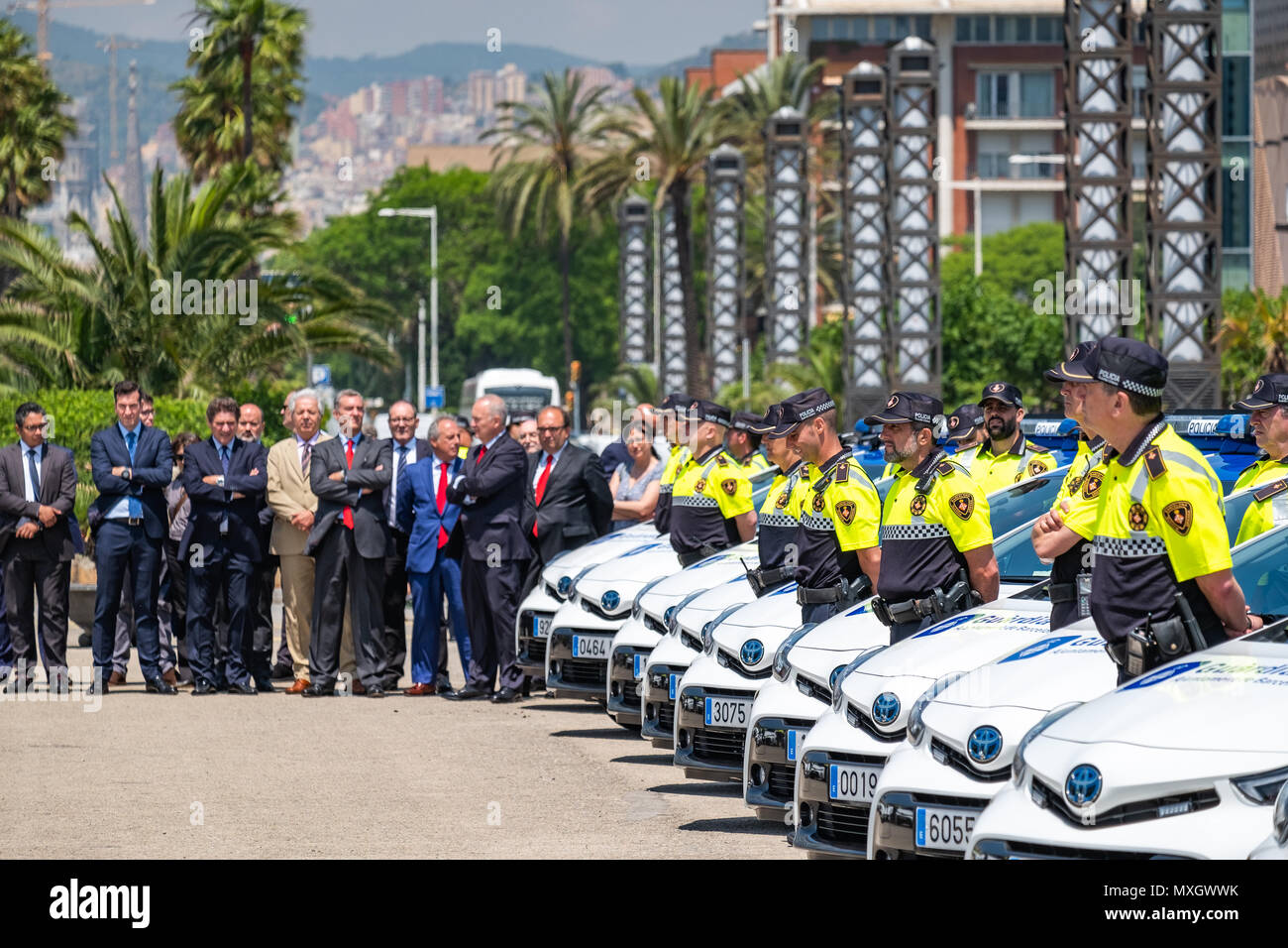 Barcelona, Spanien. 4. Juni 2018. Toyota Führungskräfte sind neben Mitgliedern der Barcelona Urban Guard gesehen. Mit der Anwesenheit von Bürgermeister Ada Colau und die Sicherheit Kommissar Amadeu Recasens, die Präsentation der neuen Patrol Fahrzeugflotte der Guardia Urbana de Barcelona Polizei hat stattgefunden. Die Investition betrug 12,6 Millionen Euro. Die neuen Fahrzeuge mit einem Hybrid System ermöglichen eine Einsparung von 608 Euro pro Fahrzeug pro Jahr. Diese neuen Autos sind mit neuen Kommunikationstechniken und Kameras mit Kennzeichenerkennung ausgestattet. Stockfoto