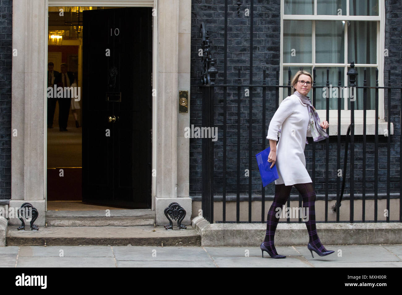 London, Großbritannien. 4. Juni 2018. Emma Walmsley, CEO von GlaxoSmithKline, Blätter 10 Downing Street nach einem Business Advisory Council Meeting, während der Führer von einigen der größten Unternehmen in Großbritannien mit über Brexit Gespräche von Ministerpräsident Theresa May und Minister update zur Verfügung gestellt wurden. Führende Vertreter der Wirtschaftn vorhanden inklusive BAE Systems Vorsitzender Roger Carr, Tesco CEO Dave Lewis und BT Chief Executive Gavin Patterson. Credit: Mark Kerrison/Alamy leben Nachrichten Stockfoto