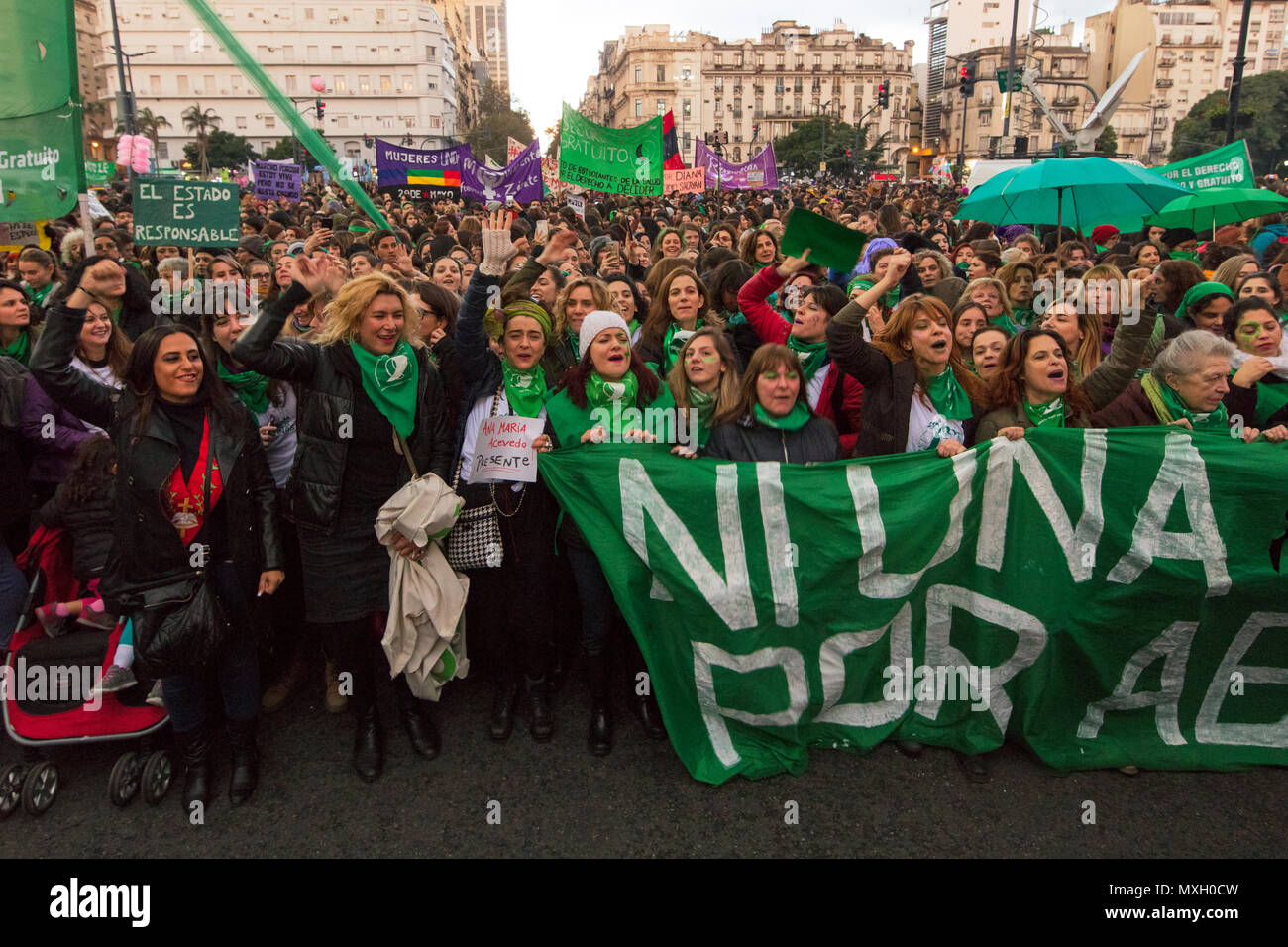 Buenos Aires, Argentinien. 4 Jun, 2018. Demonstranten teilnehmen, die in der März "Ni Una menos" (nicht weniger) gegen sexistische Gewalt und behaupten, für die Entkriminalisierung der Abtreibung in Buenos Aires (Argentinien) am 4. Juni 2018. Credit: Nicholas Tinelli/Alamy leben Nachrichten Stockfoto