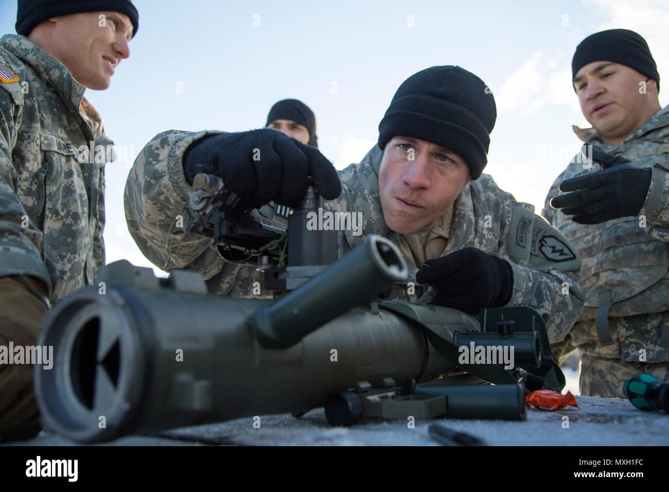 Staff Sgt Justin Heptas, Center, ein Eingeborener von Manitowoc, Wisconsin, USA, zugewiesene Baker Company, 3. Bataillon, 509. Fallschirm-Infanterie-Regiment, 4th Infantry Brigade Combat Team (Airborne) 25. Infanterie-Division, U.S. Army Alaska, passt einen Carl Gustaf rückstoßfreie Waffe System Anblick während der Vorbereitung für live Heißausbildung bei Joint Base Elmendorf-Richardson, Alaska, 1. November 2016.  Carl Gustaf ist eine tragbare, Bruch-Loading, 84mm rückstoßfreie Waffe zerstören gepanzerte Ziele von bis zu 700 Meter entfernt. (U.S. Air Force Photo/Alejandro Pena) Stockfoto