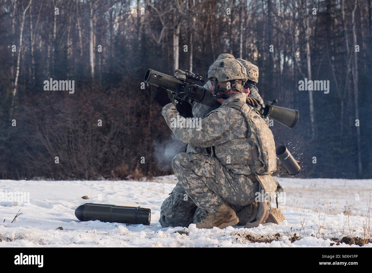 Fallschirmjäger zu Baker Company, 3rd Battalion, 509Th Parachute Infantry Regiment, 4 Infantry Brigade Combat Team (Airborne) 25 Infanterie Division, U.S. Army Alaska zugewiesen ist, laden Sie die Carl Gustaf rückstoßfreie Gewehr System während Live Fire Training bei Joint Base Elmendorf-Richardson, Alaska, November 1, 2016. Die Carl Gustaf ist eine tragbare, Verletzung - Laden, 84 mm rückstoßfreie Gewehr zerstören gepanzerten Ziele von bis zu 700 Meter entfernt. Die fallschirmjäger durchgeführt Live Fire Training und ihre Deutschkenntnisse zu verbessern. (U.S. Air Force Foto/Alejandro Pena) Stockfoto