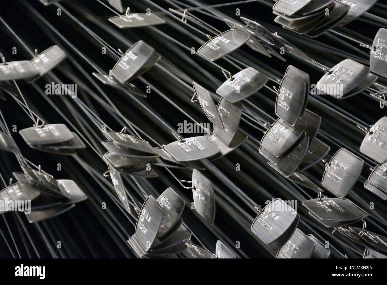 Chicago Anzeige von 58,307 Dog Tags mit den Namen aller US-Soldaten, die während des Vietnam Krieges getötet wurden. Stockfoto